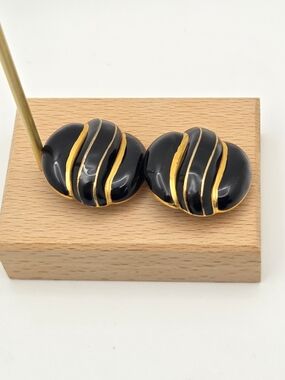Vintage Signed ESSEX Black Enamel & Gold Ribbed Clip On Earrings